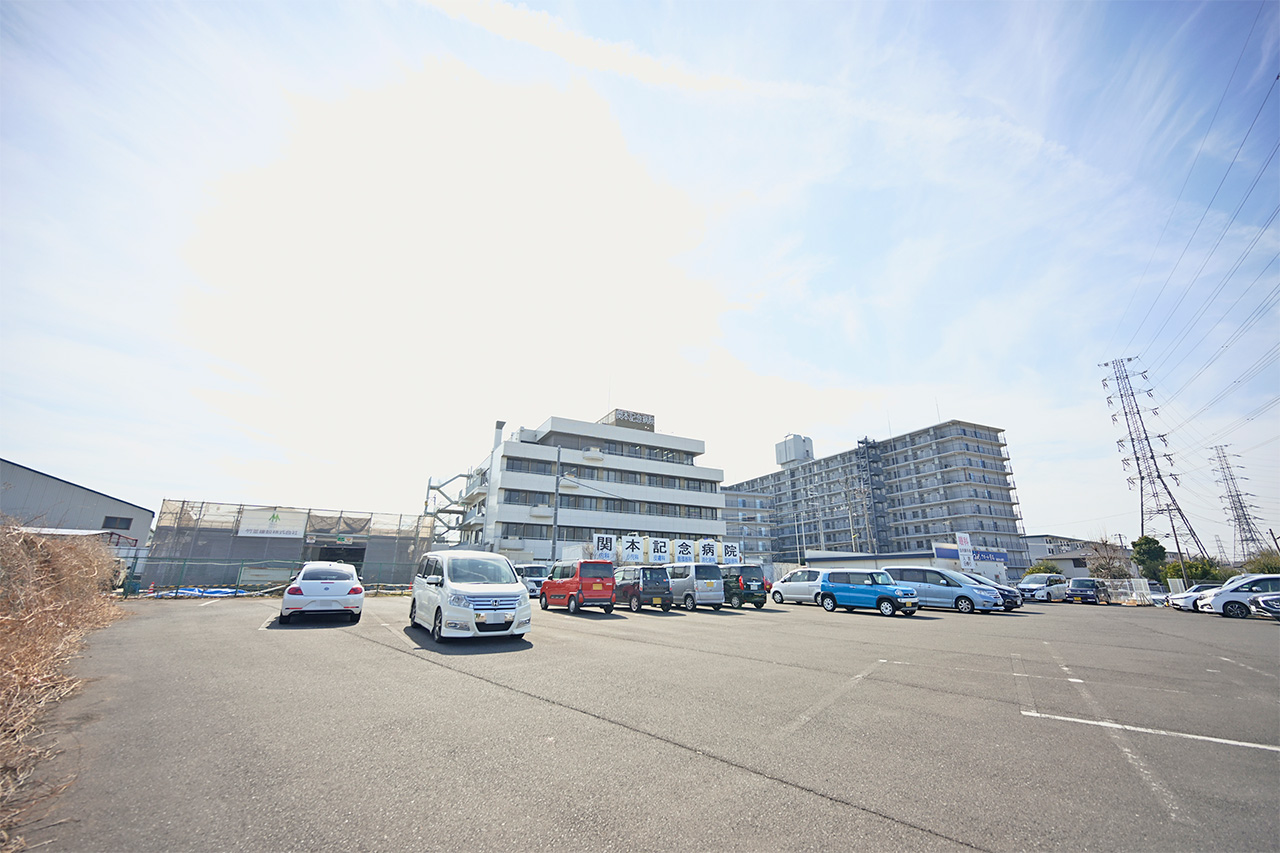 病院外観（駐車場）